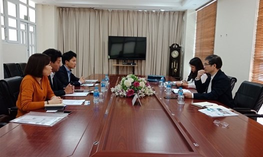 TS. Trương Huy Hoàng - Hiệu trưởng (đầu tiên bên phải) - tại buổi làm việc với Tập đoàn Nitori