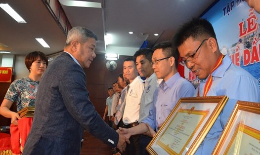 Ông Đỗ Chí Thanh - Phó Tổng giám đốc Tập đoàn, Trưởng Ban Tổ chức hội thi trao tặng Bằng khen cho các cá nhân đạt giải Nhất.