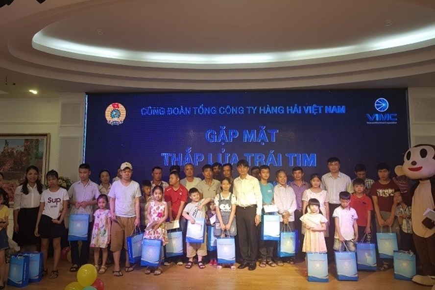 Cán bộ Công đoàn TCty Hàng hải Việt Nam tặng quà các cháu bị dị tật bẩm sinh. Ảnh: T.G