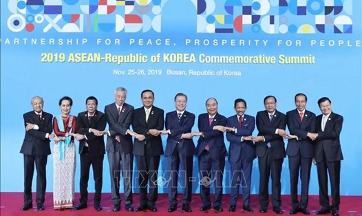 Thủ tướng Nguyễn Xuân Phúc, Tổng thống Hàn Quốc Moon Jae-in và các trưởng đoàn tham dự hội nghị chụp ảnh chung theo phong cách truyền thống của ASEAN. Ảnh: TTXVN