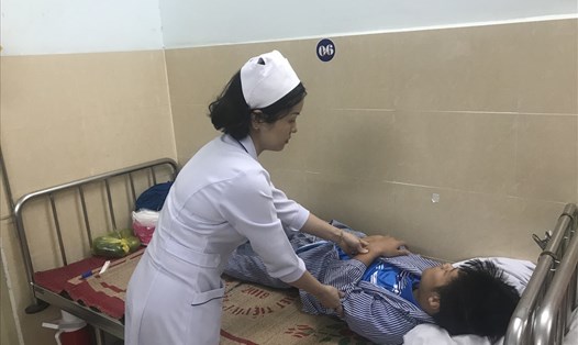Cháu Phạm Công Khanh đang được điều trị tại Khoa Răng Hàm Mặt Bệnh viện Hữu nghị Việt Tiệp. Ảnh Mai Dung