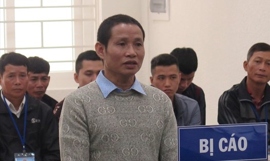 Bị cáo Hoàng Văn Khuyên (áo len màu tối) tại phiên tòa sơ thẩm.