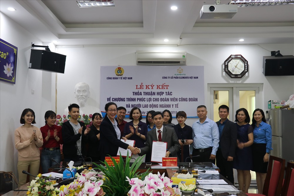 PGS. TS Phạm Thanh Bình- Ủy viên Ban Chấp hành Tổng Liên đoàn Lao động Việt Nam, Chủ tịch Công đoàn Y tế Việt Nam - ký thỏa thuận hợp tác với lãnh đạo Công ty cổ phần Elemento Việt Nam. Ảnh: Quế Chi