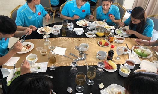 Các cầu thủ nữ Việt Nam ăn uống thiếu đồ tại khách sạn. Ảnh: Nguyễn Tú