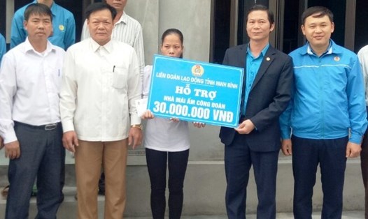 Đại diện lãnh đạo LĐLĐ tỉnh Ninh Bình trao tiền hỗ trợ cho gia đình chị Đoàn Thị Huyền. Ảnh: NT