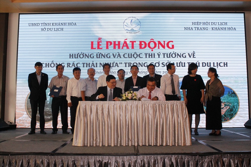 Hiệp hội du lịch Nha Trang Khánh Hòa cùng Sở du lịch và các đơn vị cùng cam kết chống rác rải nhựa trong cơ sở lưu trú, hướng môi trường du lịch xanh. Ảnh: P.L