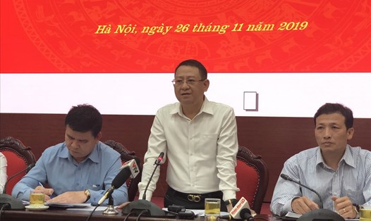 Phó Chủ tịch UBND huyện Mê Linh Hoàng Anh Tuấn thông tin báo chí. Ảnh: Nguyễn Hà