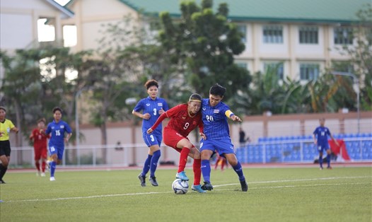 Tiền đạo nữ Huỳnh Như cho rằng việc tập luyện trên sân tự nhiên mà phải thi đấu trên sân cỏ nhân tạo là bất lợi không nhỏ cho đội tuyển nữ Việt Nam. Ảnh: HOÀI THU