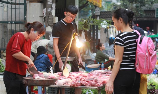 Giá thịt lợn thương phẩm đang tăng cao, nhiều người tiêu dùng phải e dè hơn khi dùng thịt lợn. Ảnh Ái Vân