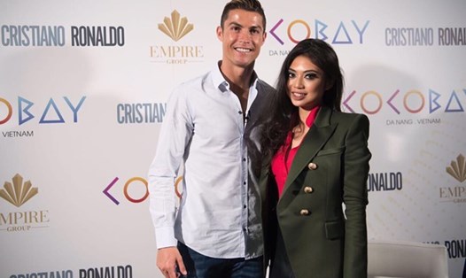 Bà Coco Trần chụp ảnh kỷ niệm với Cristiano Ronaldo. Ảnh: Cocobay Đà Nẵng.