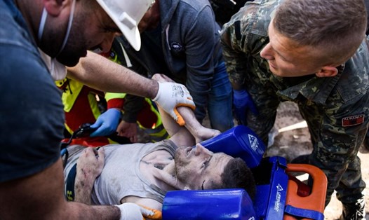 Một người bị thương được giải cứu. Ảnh: AFP/Getty.