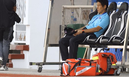 HLV Akira Nishino thất vọng trước trận thua 0-2 của U22 Thái Lan trước U22 Indonesia. Ảnh: Siam Sport