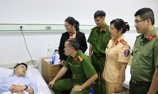 Đoàn công tác của Công an quận Hồng Bàng thăm hỏi, động viên đồng chí Phạm Tùng Anh hiện đang điều trị tại Bệnh viện đa khoa quốc tế Hải Phòng.