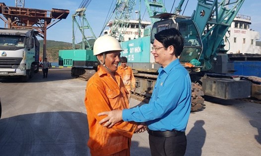 Chủ tịch Công đoàn TCty Hàng hải Việt Nam Lê Phan Linh (bên phải)
thăm hỏi, động viên người lao động. Ảnh: H.A