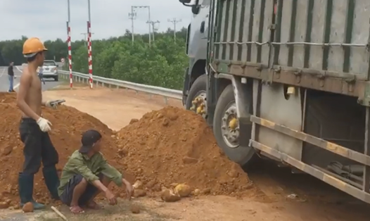 Đơn vị thi công cao tốc La Sơn - Túy Loan đặt các ổ đất giữa đường để ngăn xe lưu thông nhưng chủ phương tiện vẫn ngang nhiên băng qua. Ảnh: H.Đ
