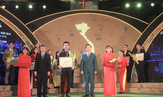 Ông Nguyễn Thành Đạt - GĐ Truyền Thông Herbalife VN đại diện nhận giải thưởng doanh nghiệp bền vững 2019.