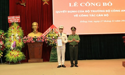Thượng tướng Nguyễn Văn Thành trao quyết định điều động cho Đại tá Vũ Hồng Văn. Ảnh: CTV