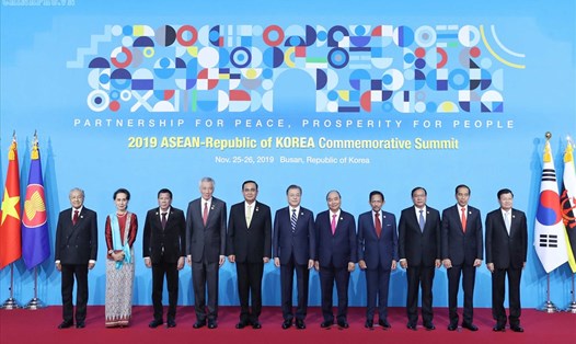 Thủ tướng Nguyễn Xuân Phúc và các nhà lãnh đạo dự khai mạc Hội nghị cấp cao ASEAN - Hàn Quốc. Ảnh: VGP