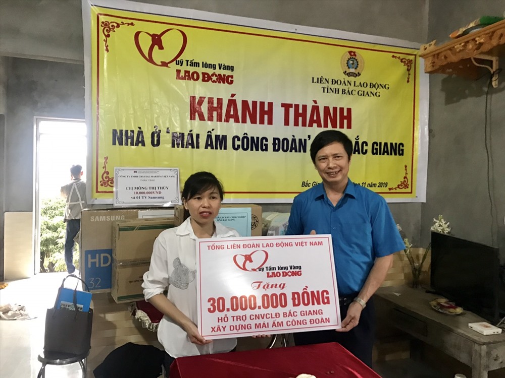 Lãnh đạo Liên đoàn Lao động tỉnh trao kinh phí hỗ trợ của Quỹ XHTT Tấm Lòng Vàng cho gia đình đoàn viên Mông Thị Thủy.