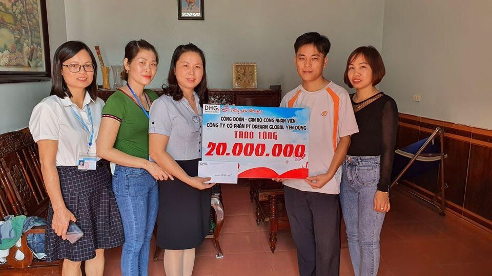 Ban Chấp hành Công đoàn Công ty cổ phần PT Daehan Global Yên Dũng trao quà hỗ trợ tới gia đình anh Nguyễn Văn Quang.