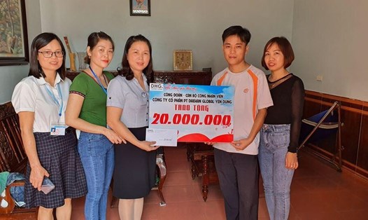 Ban Chấp hành Công đoàn Công ty cổ phần PT Daehan Global Yên Dũng trao quà hỗ trợ tới gia đình anh Nguyễn Văn Quang.