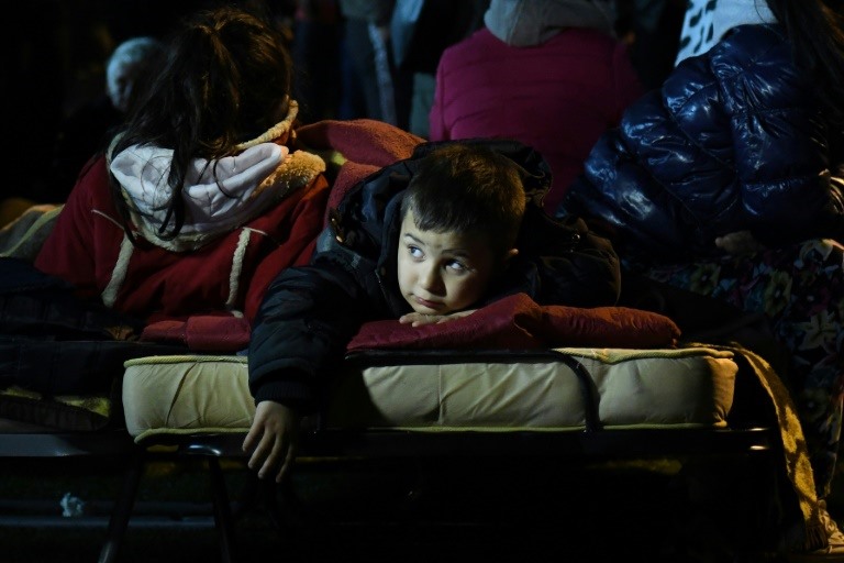 Nhiều người dân ở Albania đã phải ngủ trong lều trại hoặc trên sân vận động ở thành phố Durres. Ảnh: Bangkok Post.