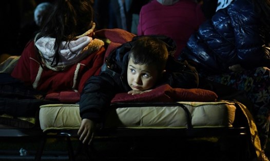 Nhiều người dân ở Albania đã phải ngủ trong lều trại hoặc trên sân vận động ở thành phố Durres. Ảnh: Bangkok Post.