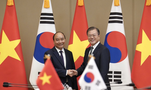 Thủ tướng Nguyễn Xuân Phúc và Tổng thống Moon Jae-in. Ảnh: Yonhap