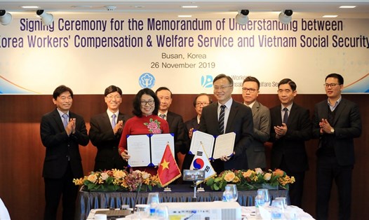 Tổng Giám đốc BHXH Việt Nam Nguyễn Thị Minh và ông Shim Kyung Woo - Chủ tịch KCOMWEL ký Bản ghi nhớ hợp tác.