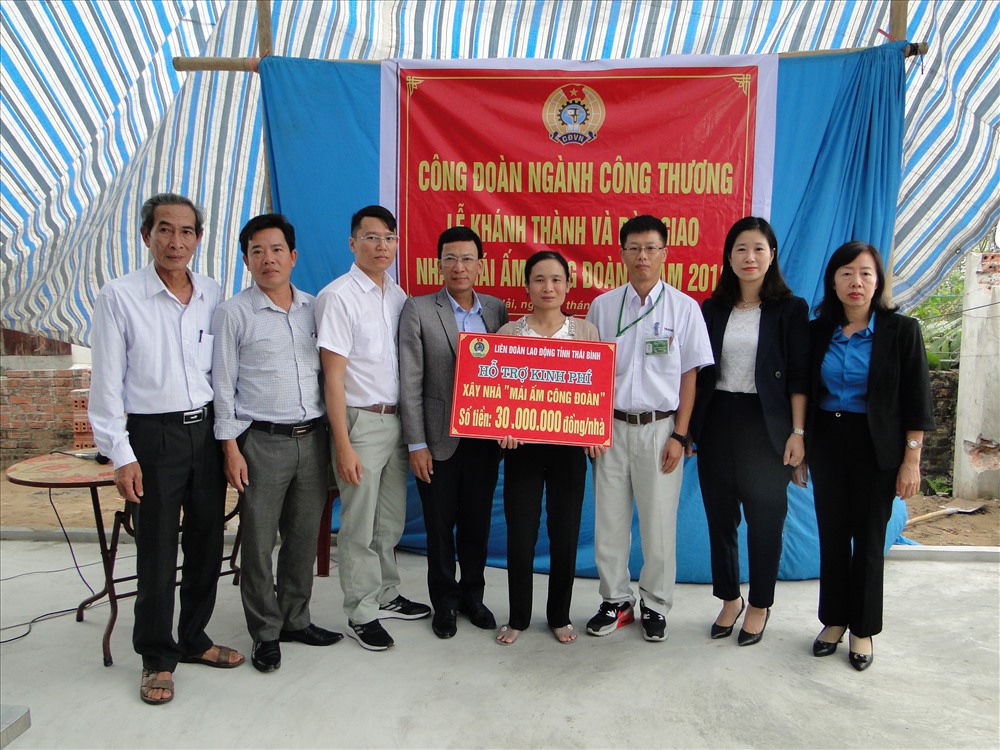 Lãnh đạo Liên đoàn Lao động tỉnh Thái Bình, Sở Công thương, Công đoàn ngành, lãnh đạo và công đoàn công ty, lãnh đạo xã chúc mừng đoàn viên Trần Thị Chanh trong ngày khánh thành nhà mái ấm.