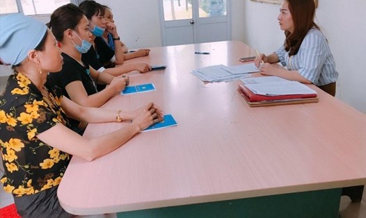 Bà Đinh Thị Tâm - Chủ tịch CĐCS Công ty TNHH Giày ADORA Việt Nam - tiếp xúc với công nhân. Ảnh: PV