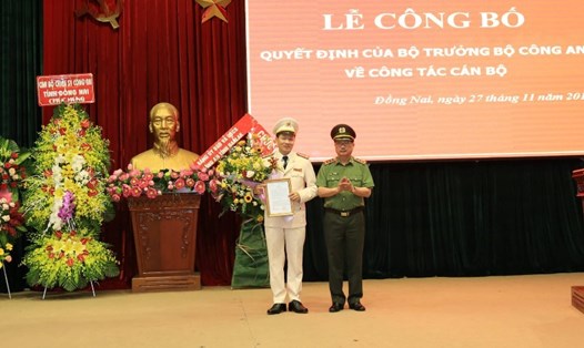 Thượng tướng Nguyễn Văn Thành (trái) trao quyết định điều động cho Đại tá Vũ Hồng Văn. Ảnh: CTV