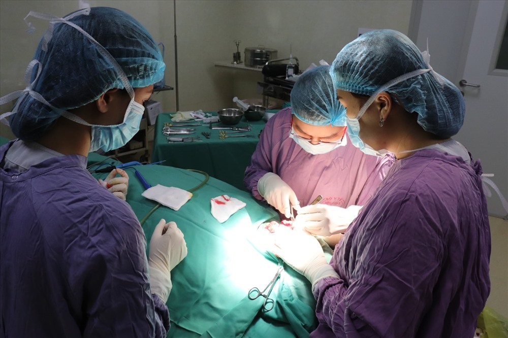 Các bác sĩ phẫu thuật cấp cứu cho bệnh nhân.