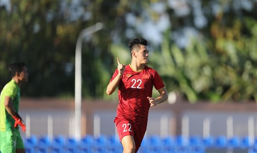 Tiến Linh có cú đúp giúp Việt Nam dẫn trước Lào 2-0. Ảnh D.P