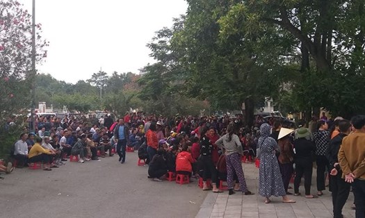 Rất đông người dân tụ tập bên ngoài TAND TP. Sầm Sơn theo dõi vụ xét xử.