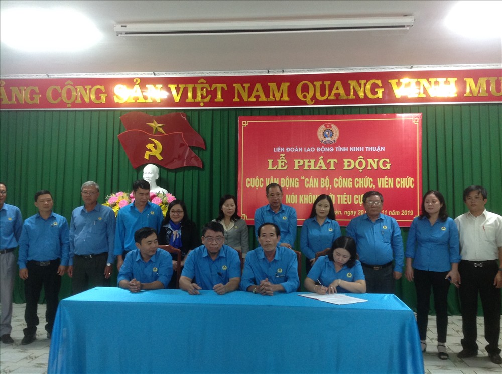 Các đơn vị công đoàn ký kết thực hiện vận động cán bộ, công chức, vien chức nói không với tiêu cực. Ảnh: Lý Thanh