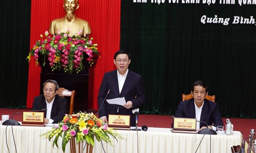 Phó Thủ tướng Vương Đình Huệ làm việc tại Quảng Bình. Ảnh Thanh Chung