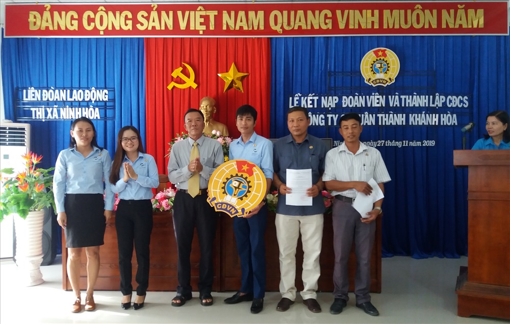 Lãnh đạo LĐLĐ thị xã Ninh Hòa trao quyết định và logo công đoàn cho Ban chấp hành lâm thời công đoàn công ty CP Xuân Thành- Khánh Hòa. Ảnh: Ngọc Hà