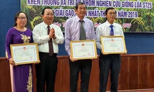Chủ tịch UBND tỉnh Sóc Trăng Trần Văn Chuyện trao bằng khen cho nhóm tác giả đoạt giải gạo ngon nhất thế giới (ảnh Nhật Hồ)