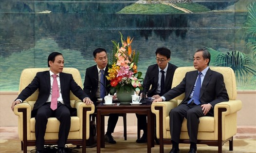Thứ trưởng Lê Hoài Trung hội kiến Ủy viên Quốc vụ, Bộ trưởng Ngoại giao Trung Quốc Vương Nghị. Ảnh: BNG