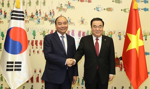 Thủ tướng Nguyễn Xuân Phúc và Chủ tịch Quốc hội Hàn Quốc Moon Hee-sang. Ảnh: VGP.
