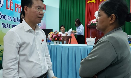 Đồng chí Võ Văn Thưởng tiếp nhận ý kiến của cử tri thành phố Biên Hòa. Ảnh: HAC