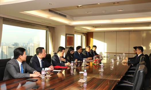 Chủ tịch UBND TP.Hà Nội Nguyễn Đức Chung gặp gỡ các nhà đầu tư Hàn Quốc bên lề diễn đàn. Ảnh: Quang Huy