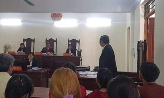 Tại phiên tòa ngày 29.10, Hội đồng xét xử đã hoãn để xác minh việc phụ huynh của một nữ sinh đang cư trú ở nước ngoài.