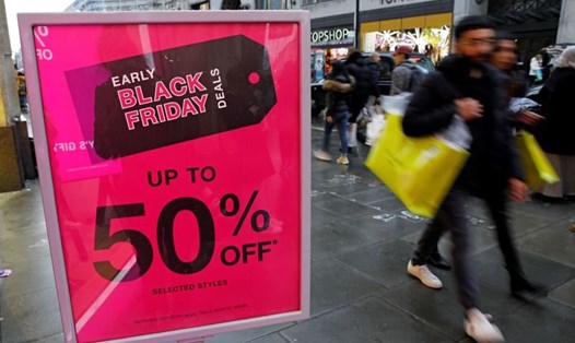 Người mua sắm đi qua một tấm biển quảng cáo hạ giá dịp Black Friday. Ảnh: AFP/Getty.