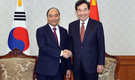 Thủ tướng Nguyễn Xuân Phúc và Thủ tướng Hàn Quốc Lee Nak-yeon.  Ảnh: VGP.