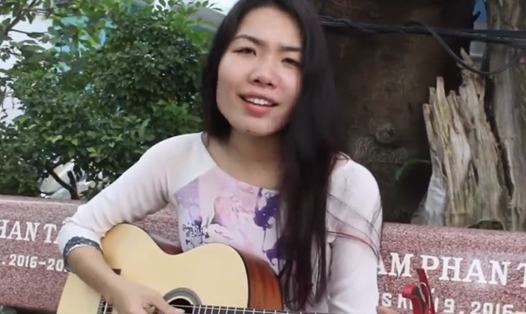 Cô giáo Trần Phương Khánh Linh cover "Simple Love" khiến cộng đồng mạng thích thú. Ảnh cắt từ clip