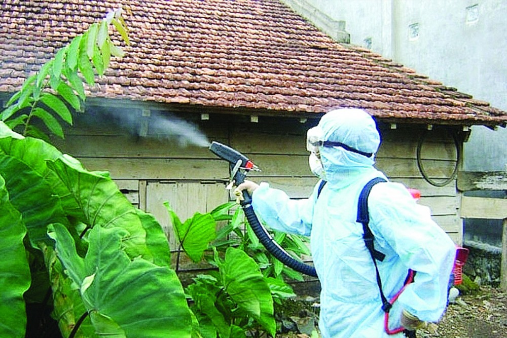 Nhân viên y tế đang phun thuốc diệt muỗi phòng, chống dịch sốt xuất huyết. Ảnh: H.NGUYỄN