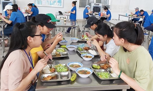 Suất ăn của người lao động của Tổng Công ty Việt Thắng do Công đoàn quản lý luôn đầy đủ dinh dưỡng. Ảnh: Nam Dương