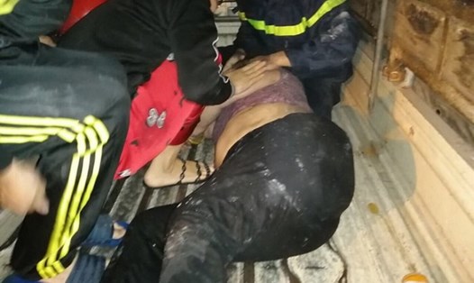 Lực lượng chức năng cứu sống 2 phụ nữ bị mắc kẹt trong vụ cháy lớn giữa phố cổ Hà Nội. Ảnh: CTV